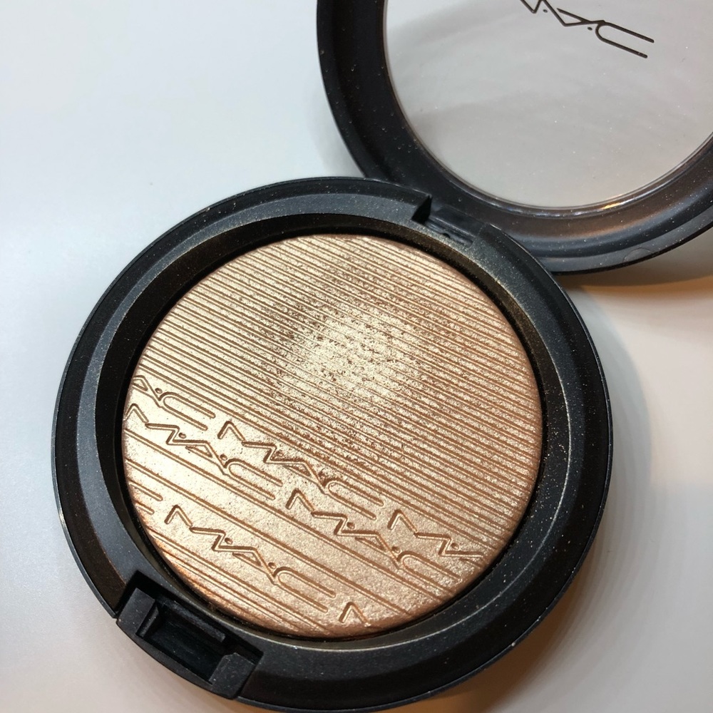 MAC “Oh, Darling” Highlighter/Skin Finish